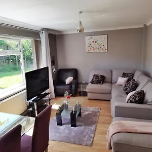  Holiday home Fourth Avenue, Lovely Bungalow Available For Guests And Contractors Parking Wifi