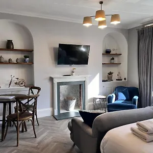 https://the-studio-13-rivers-street.tophotelsbath.com